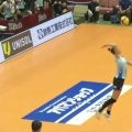 サーブの軌道がおかしい… 女子バレー、“ストン”と落ちる魔球でエース 味方ベンチは歓喜のダンス