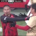 「ブーイングがガチなんよ笑」浦和OBが鹿島OBに弾き飛ばされる→胸をどついて応戦「いちゃついてるな」「面白くていい」一触即発“風”バトルにファン大興奮