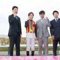 阪神・岩崎　馬券当たってもポーカーフェイス　坂本、石井と阪神競馬場でプレゼンター