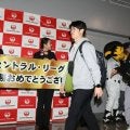 阪神の監督、選手らハワイへ優勝旅行　「楽しんできます」笑顔で出発