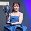 佐久間朱莉　３冠の輝き！青デニムのプリンセスドレスで魅了　初優勝＆４勝で「いい１年になった」【ＪＬＰＧＡアワード】