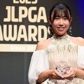 「乃木坂デザインだー」フリルも着こなす25歳“アイドルゴルファー”に絶賛の声「僕の救世主です」「肩出しドレスナイス」