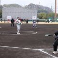 渋野日向子がガチンコ対決で被弾！始球式で投手務め、東京五輪金メダリストにホームラン浴びる