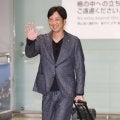 阪神　選手らがＶ旅行から帰国　約５０人のファンが空港ゲートで出迎え　藤川監督は笑顔でファンに対応