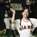 美女スケーター激変…お披露目された巨人の“豪華コラボ”　ヘソ出しユニで魅了「心の支え」