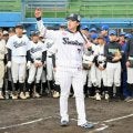 ヤクルト長岡選手が中学生に野球教室　兄辰真さんの引退セレモニーも