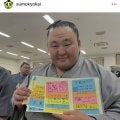 日本相撲協会、ファンからのメッセージカードを受け取る力士らの様子を公開！「ちゃんと渡してくれて感激です」の声
