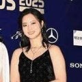 人気女子ゴルファー　アワードの黒ドレス、アクセサリーは「クロムハーツ」背中も美しく　イメージは「かっこいい悪魔」