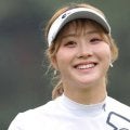 「２０２６年も一歩ずつ」人気女子ゴルファーの新年オフショットに反響　笑顔の海辺プールショットも