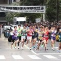 波乱の１区　３連覇狙う青学大が衝撃の出遅れ　当日変更投入の小河原が大誤算　１５キロ過ぎには第２集団からも遅れる