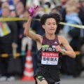 【箱根駅伝】国学院大・青木瑠郁がトップでタスキリレー　区間新記録の好走