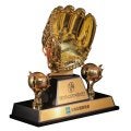 野球殿堂博物館で「三井ゴールデン・グラブ賞と守備の名手」開催　衣笠氏のトロフィーなど展示　