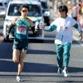 【箱根駅伝】トップの青学大・佐藤愛斗　チームメートと一緒に給水地点で乾杯からのラストスパート　