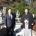 高砂部屋が７代目師匠・元大関朝潮の墓参り　前頭朝乃山「前に出ろ」先代の教え胸に初場所へ