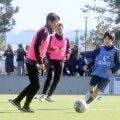 元日本代表の服部年宏さんと伊東輝悦さんが東海大静岡翔洋中・高サッカー部の「初蹴り」に参加