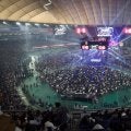 プロレスデビューのウルフアロンが丸刈り姿で登場　柔道着脱ぎ捨て、黒のパンツスタイルで入場