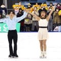 坂本花織、ファンサ大盤振る舞いの初滑り　鍵山との「かおゆま」を再現、７連続ダブルアクセルも披露　最後は恒例の自撮りでアイスショー彩る