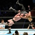 ウルフアロンが衝撃デビュー　柔道技、プロレス技繰り出しＥＶＩＬを絞殺葬　五輪王者の技・アングル・スラムも決めた