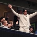 アストロズ「45」今井達也、ヒューストン本拠地NFLテキサンズ試合観戦「Ｈポーズ」で街の一員に