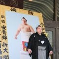 九州場所Ｖの新大関・安青錦が優勝額贈呈式に出席　「実際に隣に立ったら大きかった。（優勝額を）増やしていきたい」