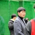広島・新井監督が新人合同自主トレを視察「ガツガツ奪いとりに来るように」「競争の枠の中に入ってきて」