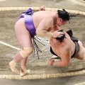 朝乃山が逆転負け、９場所ぶり幕内勝利ならず　欧勝海が土俵際で左上手投げ、物言いも軍配通り