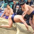 新入幕同士の対戦は、朝白龍が羽出山に勝利　「お客さんがたくさんいて、緊張しました」