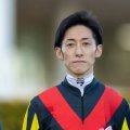 【フェアリーS】津村「（距離は）正直ギリギリ」ブラックチャリスは重賞初制覇