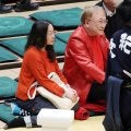 赤レザージャケット姿の高須克弥院長、パートナー西原理恵子氏と並んで初場所観戦　好角家で有名