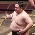 大相撲　勝利した友風にまさかのハプニング　花道で転倒の瞬間が中継に映り込む　放送席も「あっ！」と驚き