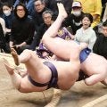安青錦　執念で逆転の首投げ　義ノ富士に一方的に押し込まれ「これしかない。体が勝手に反応した」　高須院長の前で連勝発進