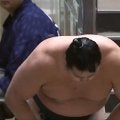 お辞儀で顔を上げた力士に「あらイケメン」ファン驚きの瞬間 敗れた相手を支える“紳士的”な振る舞いにも称賛の声