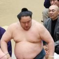 俳優高橋克実が国技館で相撲観戦「目立つなー！」「気になってしょうがない」