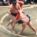 館内騒然　伯乃富士が土俵から落ち顔面強打で立ち上がれず→物言いで同体、取り直し→今度は土俵際で逆転負け