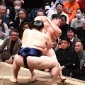 平幕宇良が悔しさ露わ　横綱大の里の足を取って倒すも同体で取り直しに　２度目は土俵下に押し倒される　館内は大歓声