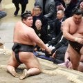 関脇霧島「目の前が真っ白になった」顔面強打も取り直し制し３連勝「何よりも勝つことが一番」