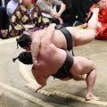 取り直しの末に敗れた伯乃富士、顔面打ちつけた衝撃で奥歯が抜けていた…攻勢も「負けは負け」