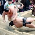初場所３日目に結びまでの５番で物言い３度、取り直し２度の珍事