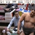 なぜ、そこに？ 筋肉“美”ボディ力士が仰天\