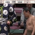 「おいおい…浮いたぞ」大相撲で力士が空中落下の“衝撃”ハプニング…最小兵が大ダメージの一部始終「叩きつけた」