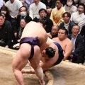 ２日連続金星の義ノ富士「とっさに体が動いて投げたら決まりました」豊昇龍に続き大の里も撃破　座布団も飛ぶ