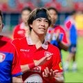 “双子の兄が人気俳優”プロサッカー選手、前十字靭帯断裂からスピード復帰目前も延期に！神秘的ブルーヘア姿で想い綴る｢サッカーの神様がいるとしたら、ぶん殴ってやりたい｣