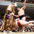 横綱大の里、曲芸のような着地で薄氷の勝利　元小結遠藤の北陣親方うなる「すごかった」