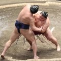 御嶽海、東洋大の後輩・羽出山に貫禄勝ち　「これからの東洋大を引っ張ってほしい。まだまだ負けない気持ちもある」