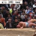 危ない！ 173キロ巨漢力士が美人モデルにあわや激突 審判の親方が身を挺して見事なブロック “ヒヤリ”の瞬間
