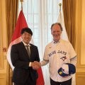 ブルージェイズ岡本和真が東京・カナダ大使館訪問「一打一打が楽しみ」マッケイ大使