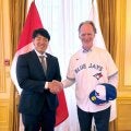 岡本和真がカナダ大使館を訪問　マッケイ駐日大使「一打一打が楽しみ」