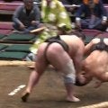 「あーー！」館内騒然 相撲とは思えないアクロバティックな驚きの結末 