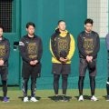 阪神　ドラ１立石ら新人選手や大山、高寺などがＳＧＬスタジアムで黙とう　阪神・淡路大震災から３１年　スタンドのファンも黙とうをささげる