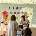 【ソフトバンク】小久保監督、こども病院訪問「焼き鳥大好き」にマスコット驚き、子どもたち笑顔に